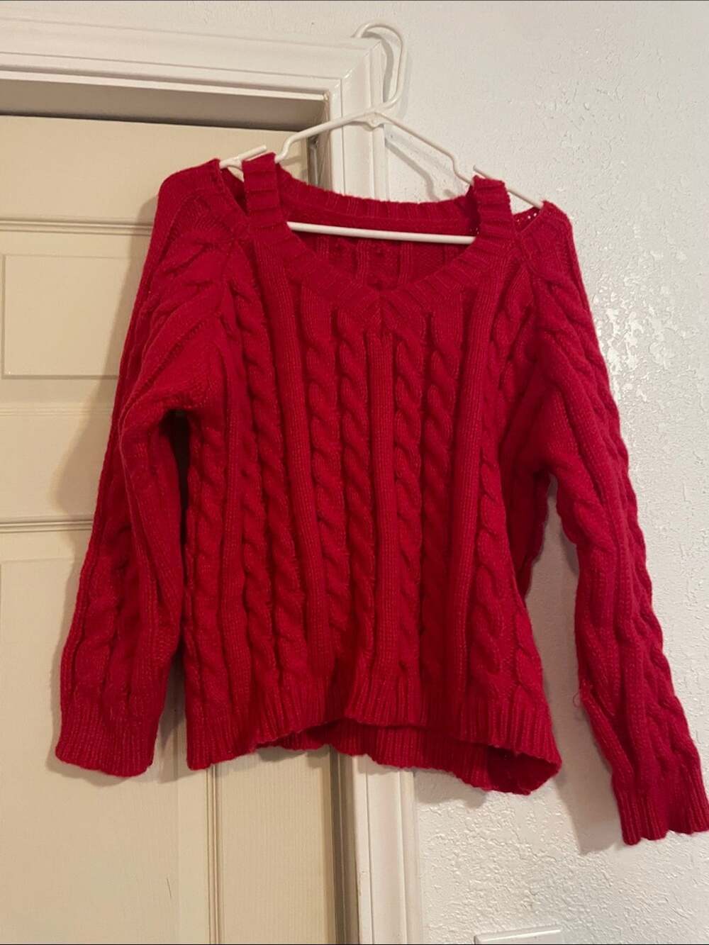 Women’s Red Cable-Knit V-Neck Cold-Shoulder Sweater